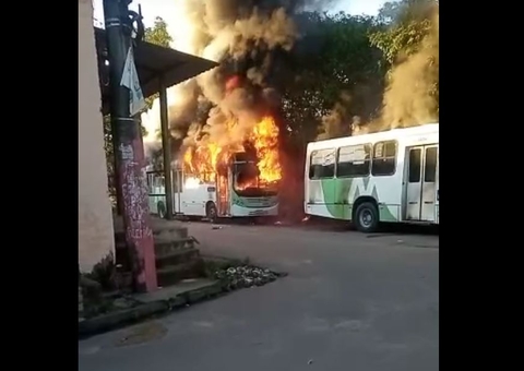 Caos: Facções ateiam fogo em ônibus e bloqueiam ruas em Manaus, veja vídeo