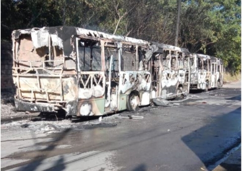 Após ataques de facção, ônibus são recolhidos para garagens em Manaus