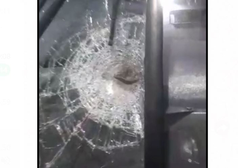 Criminosos atacam ônibus com passageiros a pedradas na AM-010