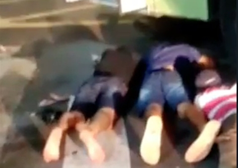 Motorista joga ônibus contra viatura da polícia no Centro de Manaus para escapar de assalto