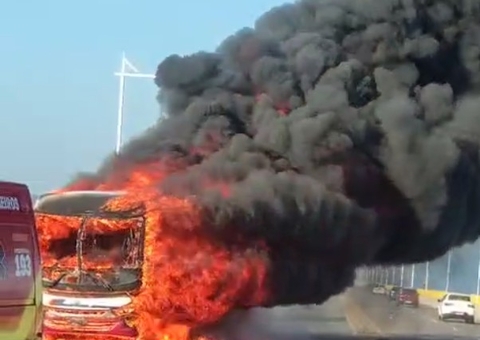 Vídeos: Ônibus é engolido por chamas durante incêndio na Ponte Rio Negro