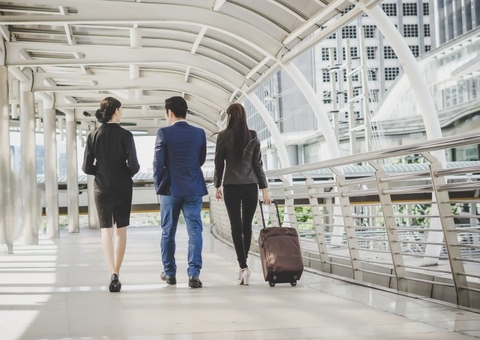 Azul deve indenizar passageiro por cancelamento de passagem com suspeita de fraude