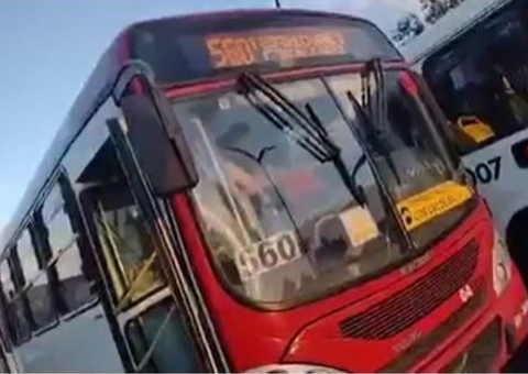 Mulher é ferida a faca durante assalto a ônibus em Manaus