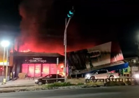 TVLAR e drogaria são destruídas durante mega incêndio em Manaus