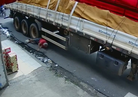 Idoso é atropelado por caminhão em avenida no Nova Esperança; veja vídeo