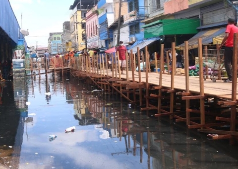 Rio Negro atinge cota de inundação severa e invade mais uma rua no Centro de Manaus