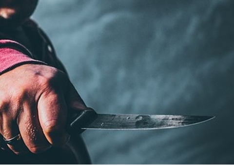 Homem tenta matar colega com facada na cabeça durante bebedeira em Manaus