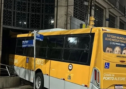 Acidente inusitado: motorista colide com ônibus e derruba coletivo dentro de agência