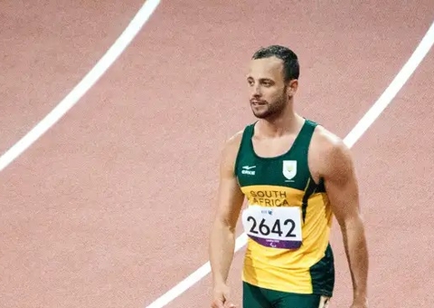 Condenado por matar a namorada, ex-atleta Oscar Pistorius deixa prisão após 9 anos