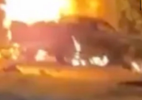 Vídeo: Carro pega fogo após colidir com poste na avenida do Futuro