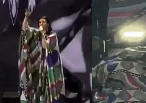 Laura Pausini cai de escada durante show na Itália; vídeo