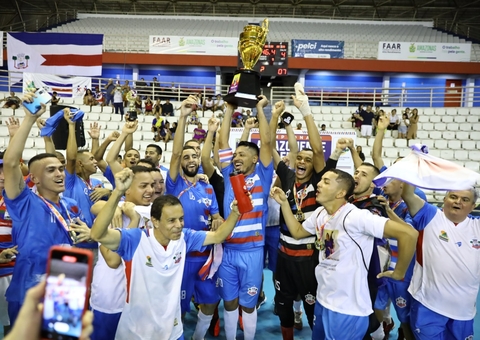 Seleção de Carauari enfrenta quase 4 dias de viagem de barco para competir em Manaus