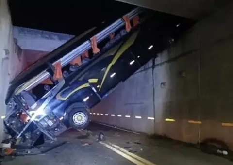 Ônibus de turismo cai em vão de viaduto em Campinas e deixa mais de 20 feridos