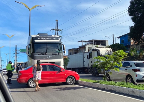 Acidente deixa carro atravessado em avenida e trânsito caótico em Manaus