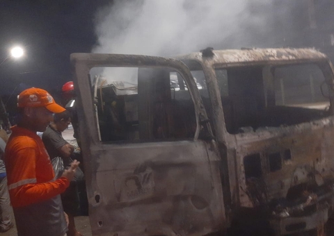 Coletor de lixo é roubado e incendiado por bandidos em Manaus