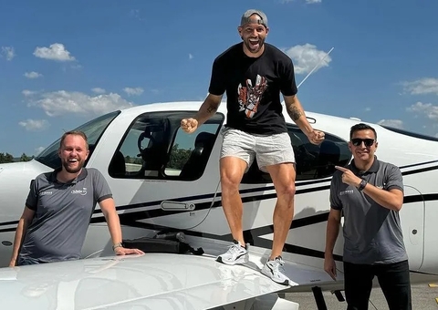 Vídeo: Weverton, do Palmeiras, pilota avião sozinho pela primeira vez