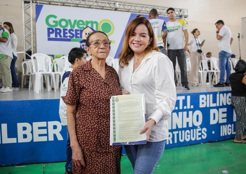Moradora do Educandos recebe título definitivo após mais de 40 anos