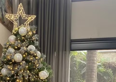 Árvore de Natal de Gkay tem 3 metros de altura e galhos importados