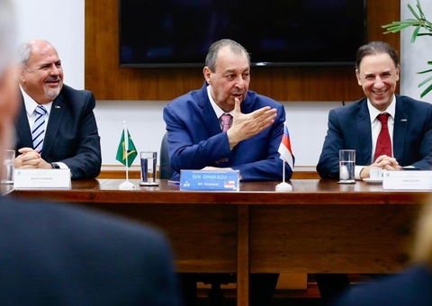 Omar Aziz discute recuperação da BR-319 com lojistas do Amazonas