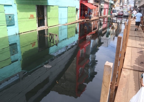 Rio Negro recua mais dois centímetros, mas cidade ainda tem bairros alagados