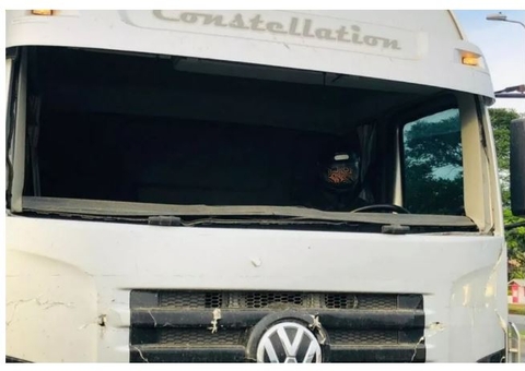 Motorista de caminhão sem para-brisa é flagrado usando capacete para não ser multado