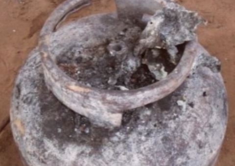 Parte de casa fica destruída após explosão de botija em Manaus