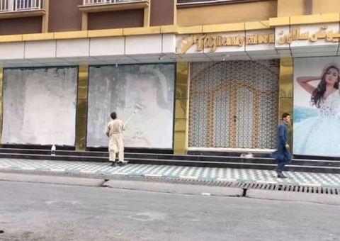 Talibã manda retirar imagens de mulheres das fachadas de lojas em Cabul