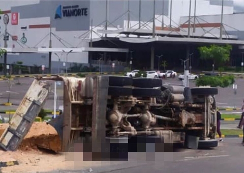 Caçamba invade shopping para evitar esmagar carros em Manaus