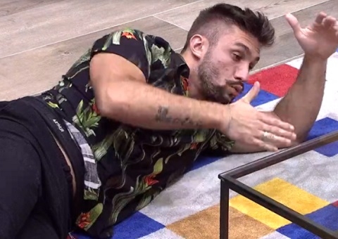 Arthur vira chacota ao chorar por eliminação de Projota: 'Você me deixou'