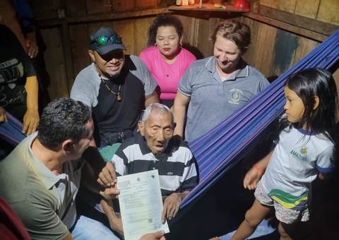 Indígena de 109 anos recebe primeira Certidão de Nascimento após ação do Tjam