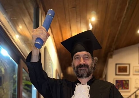 Caco Ciocler se forma em Biologia aos 53 anos e comemora