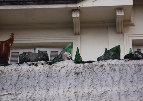 Criminoso quase decepa mão em cacos de vidro de muro de casa em Manaus