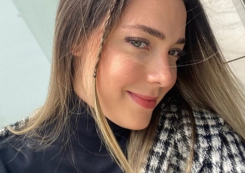 Mãe do filho de Neymar fica ruiva e se compara a Scarlett Johansson como Viúva Negra