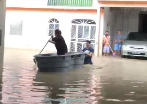 Vídeo: Rua fica inundada e moradores usam tanque para fazer travessia em Manaus