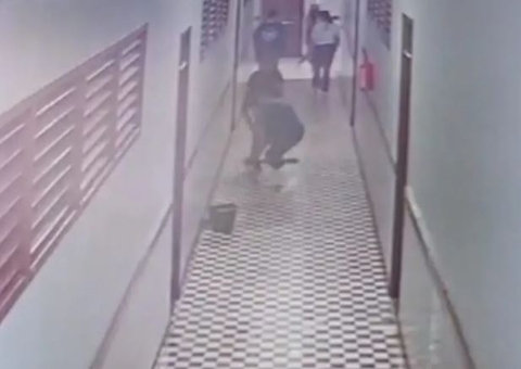 Homem invade escola e tenta degolar auxiliar de serviços gerais