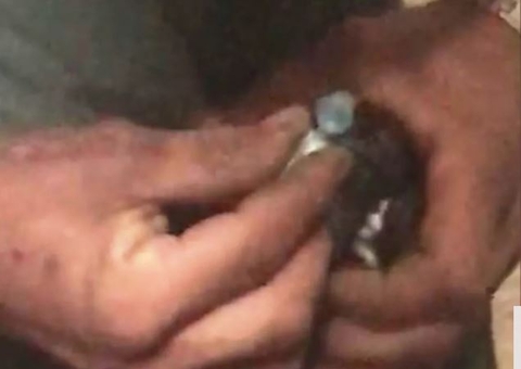 Vídeo: Homem é preso após ser flagrado forçando cachorro a cheirar cocaína