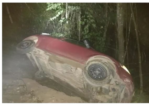 Motorista sai pela janela de carro tombado e morre ao cair em ribanceira