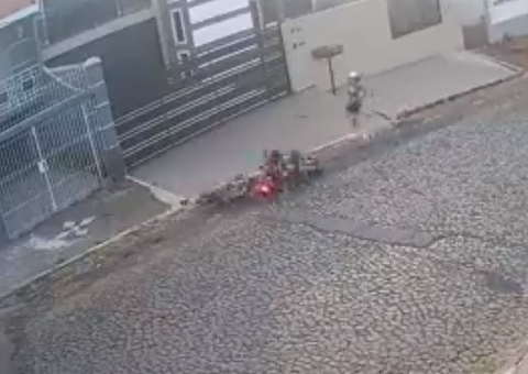 Homem cai de moto ao tentar passar mão em mulher e é indiciado; vídeo