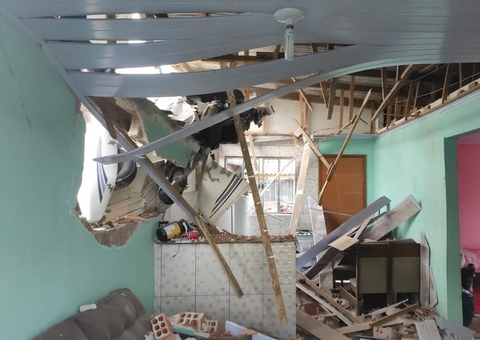 Avião cai, atinge casa e deixa idoso ferido