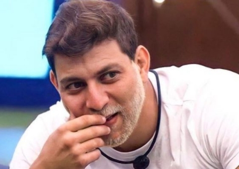 Caio se descuida, deixa toalha cair e acaba mostrando demais no BBB21