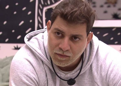 Caio leva tombo durante festa do BBB21 e assusta participantes