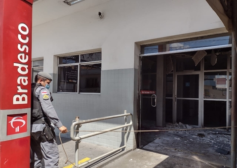 Membros de facções mandam recado após incendiarem agência na Compensa, em Manaus