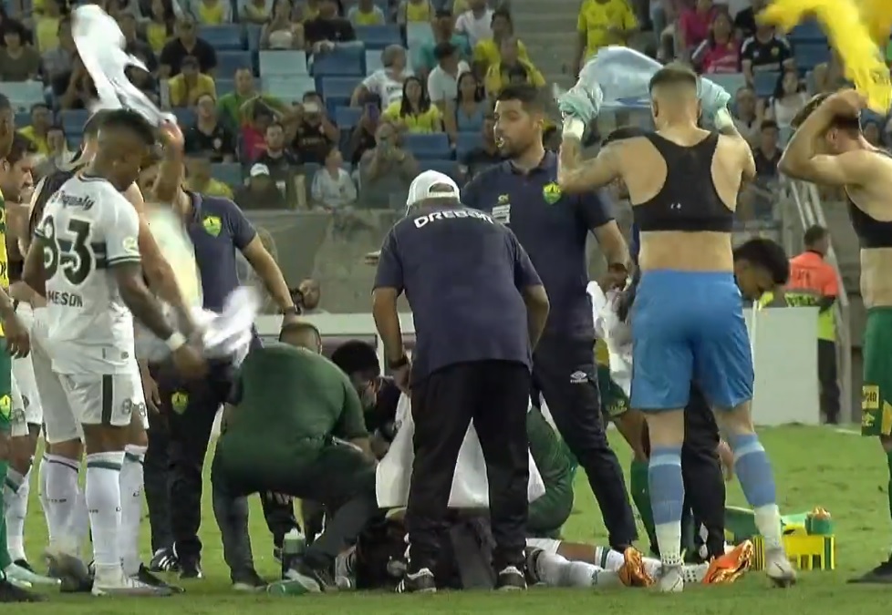 Jogador do Coritiba passa mal, desaba em campo e sai de ambulância