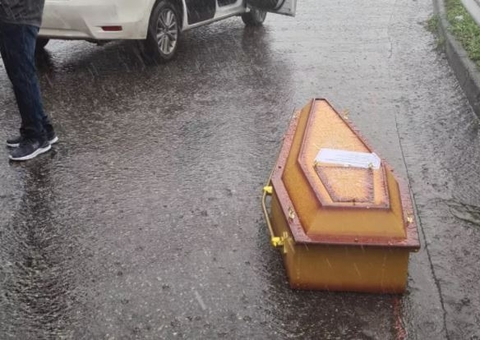 Caixão com corpo dentro é encontrado pela polícia no meio da pista 