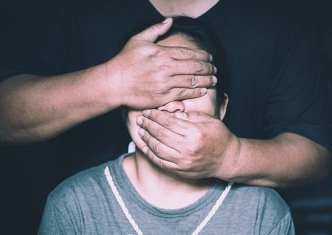 Médico cubano é preso por torturar esposa e estuprar enteado no Amazonas