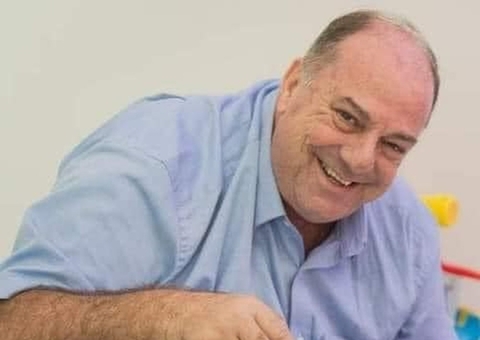 Narrador Edson Callegares, pai do bordão 'sabe de quem?', morre vítima da Covid