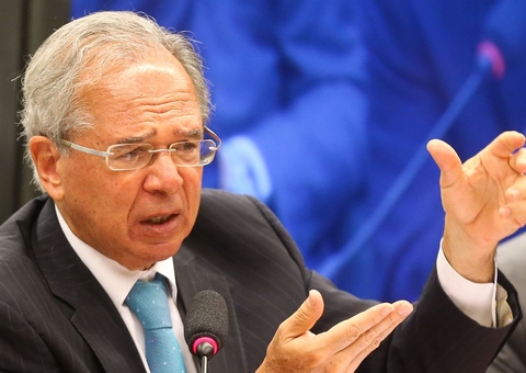 Governo avalia reduzir imposto e liberar FGTS para estimular economia, diz Guedes