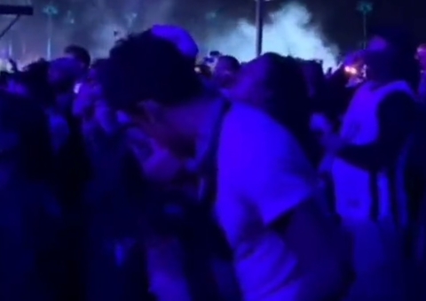 Camila Cabello e Shawn Mendes são flagrados aos beijos 1 ano após término