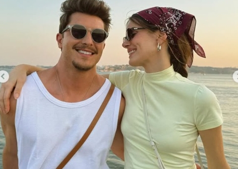 Camila Queiroz e Klebber Toledo revelam sexo do primeiro filho; vídeo