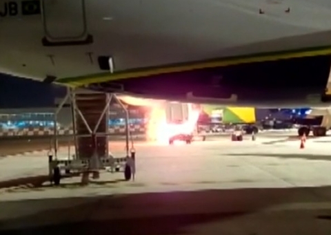 Caminhão pega fogo dentro do terminal de aeroporto em São Paulo